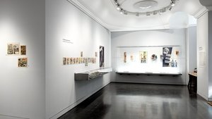 Einblick in die Ausstellung Buchumschlag! Fotomontagen im politischen Kampf der 1930er-Jahre in Österreich