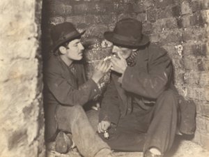 Ein Porträt, das zwei Männer beim Rauchen im Wienkanal zeigt. Die Aufnahme stammt von Hermann Drawe und ist 1904/05 aufgenommen worden.