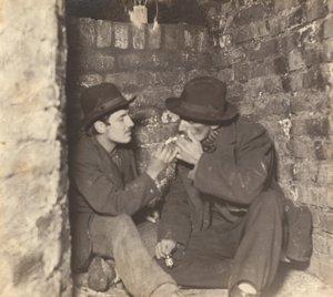 Ein Porträt, das zwei Männer beim Rauchen im Wienkanal zeigt. Die Aufnahme stammt von Hermann Drawe und ist 1904/05 aufgenommen worden.