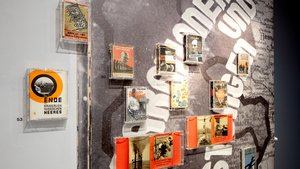 Einblick in die Ausstellung Buchumschlag! Fotomontagen im politischen Kampf der 1930er-Jahre in Österreich