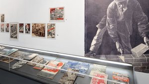 Einblick in die Ausstellung Buchumschlag! Fotomontagen im politischen Kampf der 1930er-Jahre in Österreich