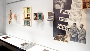 Einblick in die Ausstellung Buchumschlag! Fotomontagen im politischen Kampf der 1930er-Jahre in Österreich