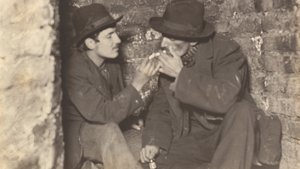 Ein Porträt, das zwei Männer beim Rauchen im Wienkanal zeigt. Die Aufnahme stammt von Hermann Drawe und ist 1904/05 aufgenommen worden.